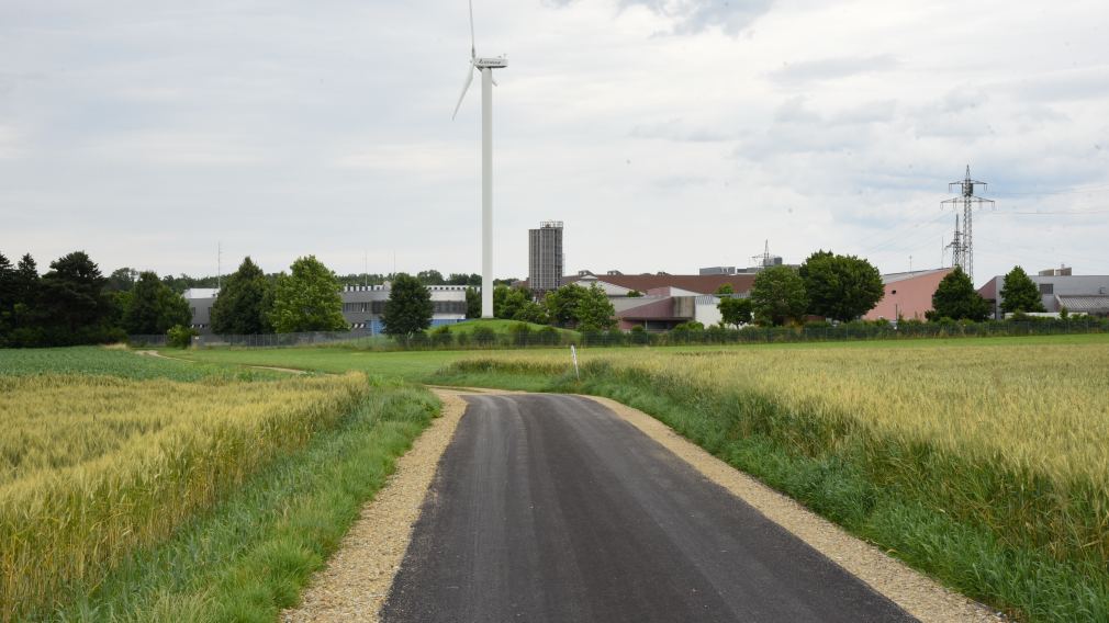 Drei Personen stehen mit Fahrrädern und einem Roller am Bahnhofplatz in St. Pölten. (Foto: Josef Vorlaufer)