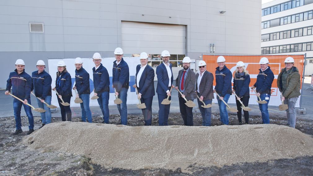 Spatenstich bei Voith: V. l. n. r.: Sebastian Dutter, Peter Thür, Eva Hulek, Patrick Maier, Gerhard Vorlaufer, Martin Rohrer, Radu Carja (alle Voith); Reinhold Schneider, Geschäftsführer Voith Hydro GmbH & Co KG, Vizebürgermeister Harald Ludwig, Harald Spiegel (Leyrer+Graf), Herbert Diendorfer, Katharina Kern, Jürgen Bichler (alle Voith); Fabian Seitner (Leyrer+Graf). (Foto: Josef Vorlaufer) 