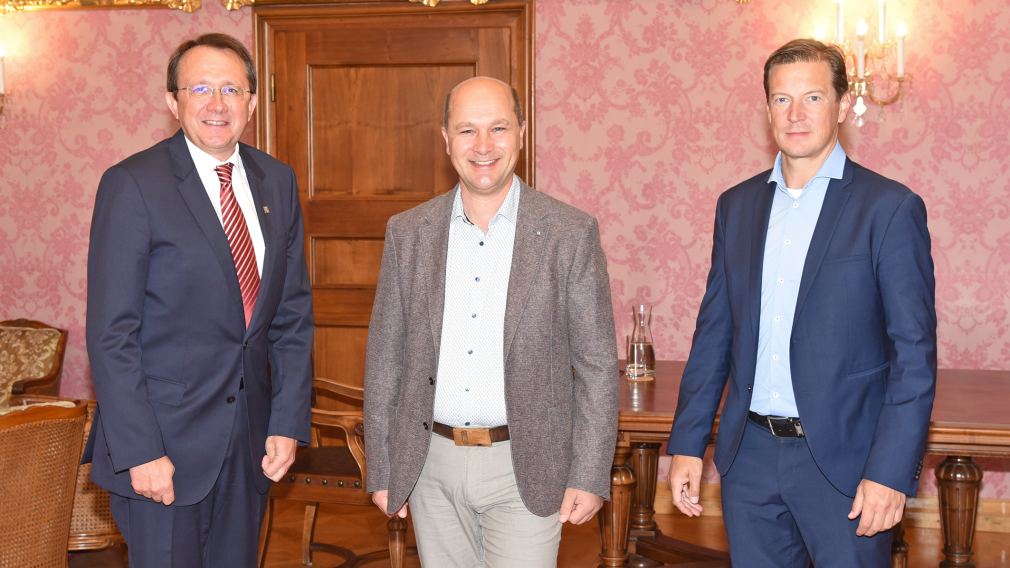 Bürgermeister Matthias Stadler, NÖ Gemeindebund-Präsident Johannes Pressl und NÖ Gemeindebund-Landesgeschäftsführer Gerald Poyssl im Bürgermeisterzimmer im Rathaus. (Foto: Josef Vorlaufer)