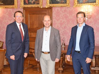 Bürgermeister Matthias Stadler, NÖ Gemeindebund-Präsident Johannes Pressl und NÖ Gemeindebund-Landesgeschäftsführer Gerald Poyssl im Bürgermeisterzimmer im Rathaus. (Foto: Josef Vorlaufer)