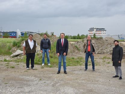Matthias Marchart (geschäftsführender Gesellschafter), Christoph Schwarz (Leiter der Abteilung Zukunftsentwicklung, Wirtschaft und Marketing), Bürgermeister Matthias Stadler, Stefan Zahorsky (geschäftsführender Gesellschafter) und Lukas Stefan (Abteilung Zukunftsentwicklung, Wirtschaft und Marketing) am neuen Areal im Gewerbegebiet Unterradlberg. (Foto: Josef Vorlaufer)