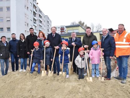 Eine Gruppe Menschen stehen mit Schaufeln in der Hand auf Sand. (Foto: Josef Vorlaufer)