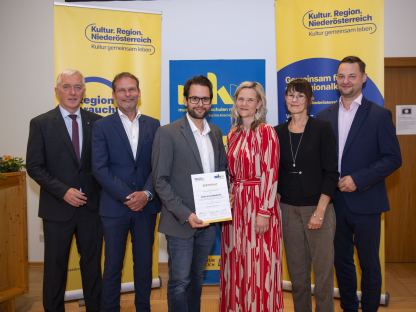Lukas Schönsgibl (3.v.l.) mit Martin Lammerhuber, Johannes Landsteiner, Tamara Ofenauer-Haas, Katharina Würzl und Kamil Tichanek bei der Verleihungsfeier im Schloss Atzenbrugg. (Foto: Daniela Matejschek )
