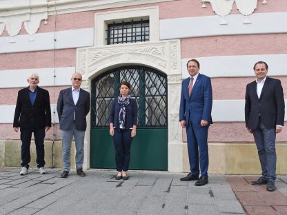 Mag. Thomas Pulle, Dr. Thomas Karl,Ing. Martina Petuely,BA , Bürgermeister Mag. Matthias Stadler und Mag. Alfred Kellner stehnd vor einem restaurierten Steinportal des Rathauses.(Foto: Josef Vorlaufer).