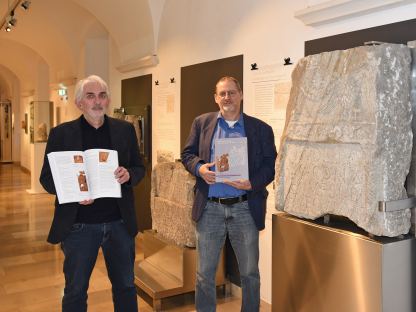 Thomas Pulle und Ronald Risy präsentieren die neue Publikation des Stadtmuseums. (Foto: Josef Vorlaufer)