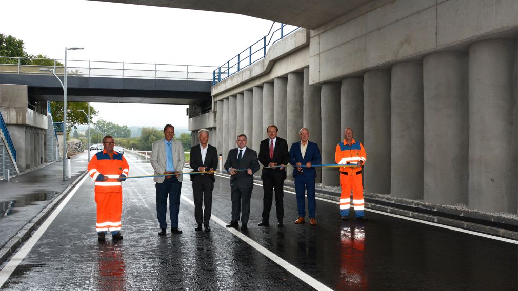 Die Vertreter von Stadt, Land NÖ und ÖBB eröffneten die neue Unterführung feierlich und gaben diese für den Verkehr frei. (Foto: Corina Muzatko)