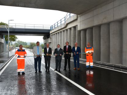 Die Vertreter von Stadt, Land NÖ und ÖBB eröffneten die neue Unterführung feierlich und gaben diese für den Verkehr frei. (Foto: Corina Muzatko)