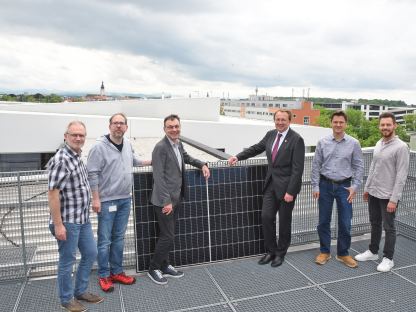 Sechs Personen mit Solarpanel am Dach der FH. (Foto: Vorlaufer)