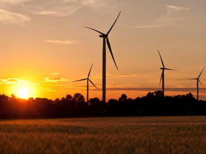Windräder im Sonnenuntergang. Foto: Klaus Rockenbauer