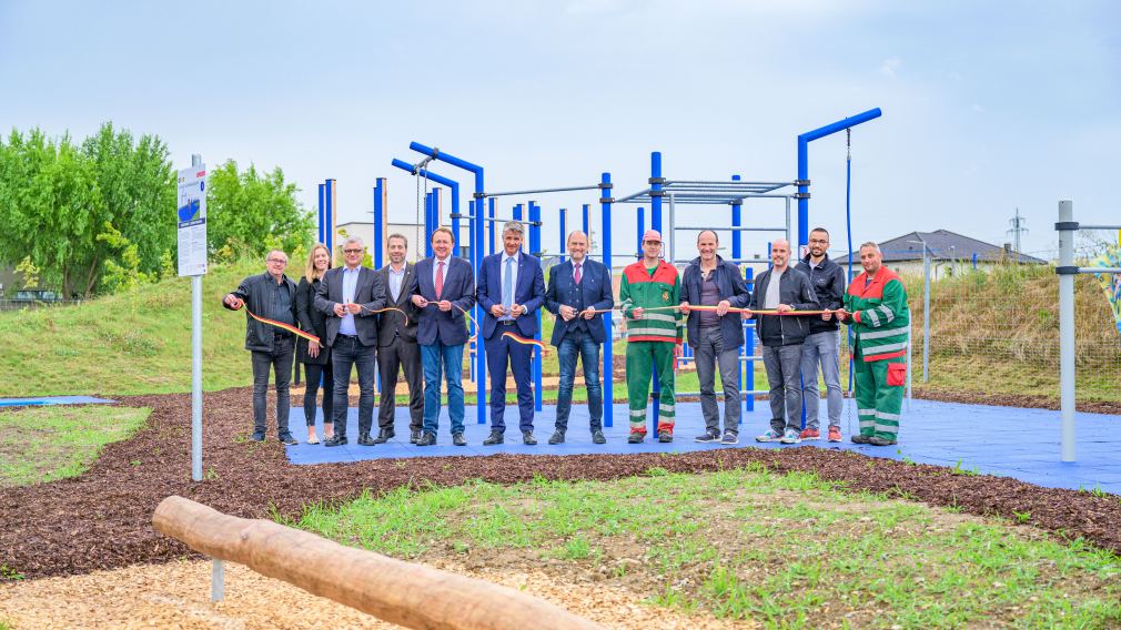 12 Personen beim neuen Freizeit- und Bewegungspark an der Eisbergspitze. (Foto: Arman Kalteis)