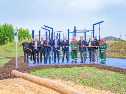 12 Personen beim neuen Freizeit- und Bewegungspark an der Eisbergspitze. (Foto: Arman Kalteis)