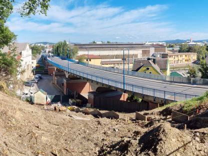 Bis auf das Betonfundament eines Hochspannungsleitungsmastes von 1935 wurde bei den Grabungsarbeiten nichts gefunden. Foto: land.schaft 