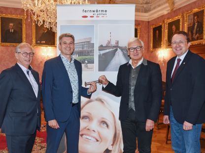 Geschäftsführer Erwin Ruthner, Geschäftsführer Anton Waxenegger, Herbert Bugl und Bürgermeister Matthias Stadler bei der symbolischen Schlüsselübergabe im Rathaus. (Foto: Josef Vorlaufer) 