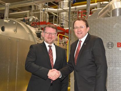 Franz Gruber und Bürgermeister Matthias Stadler im Fernheizkraftwerk Nord. (Foto: Josef Vorlaufer)