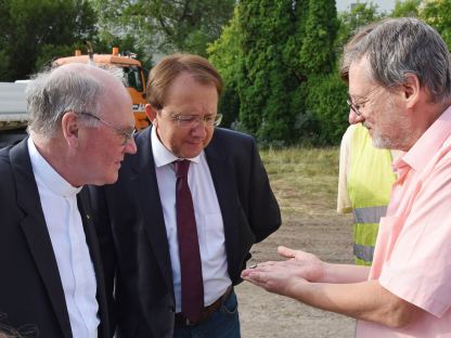 Auf dem Foto sind Archäologe Ronald Risy, Bürgermeister Matthias Stadler und Bischof Alois Schwarz zu sehen. (Foto: Josef Vorlaufer)