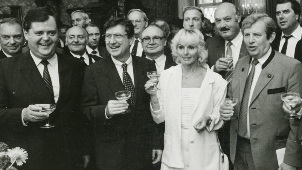 Landeshauptmann-Stellvertreter Ernst Höger, Bürgermeister Willi Gruber mit Gattin Hermi und Landeshauptmann Siegfried Ludwig stießen im Bürgermeisterzimmer auf die klare Entscheidung der Volksbefragung an. (Foto: Stadtarchiv St. Pölten)