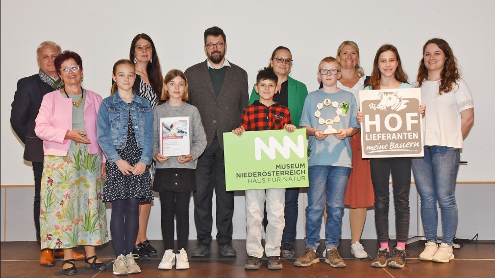 Bürgermeister Matthias Stadler begrüßte die Schüler:innen, Pädagog:innnen und Sponsor:innen zur Verleihung des Umweltpreises. (Foto: Josef Vorlaufer)