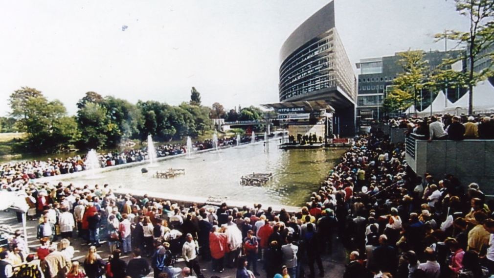 Fest mit Seebühne im frisch eröffneten Regierungsviertel. (Foto: Stadtarchiv St. Pölten)