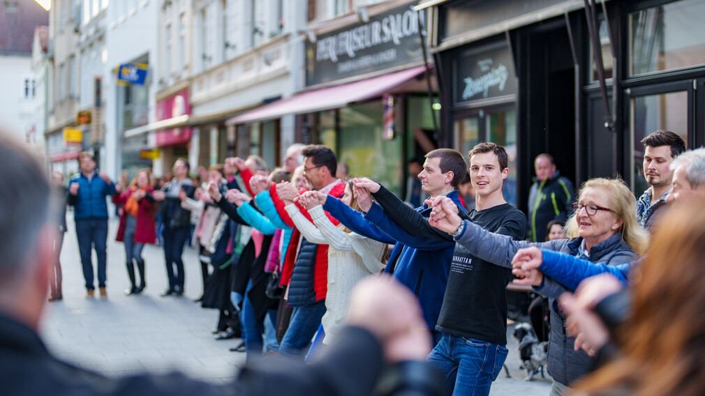 Personen die gemeinsam am Herrenplatz tanzen. (Foto: Rlebnisreich)