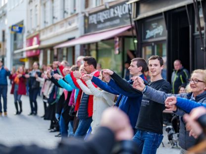 Personen die gemeinsam am Herrenplatz tanzen. (Foto: Rlebnisreich)