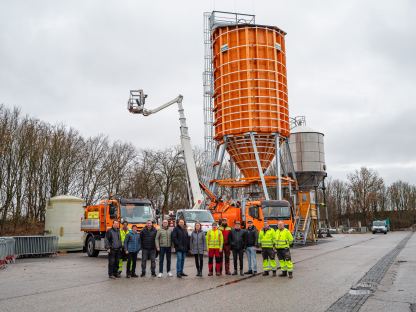Gruppenfoto bei den neuen Fahrzeugen und dem neuen Silo am Wirtschaftshof.