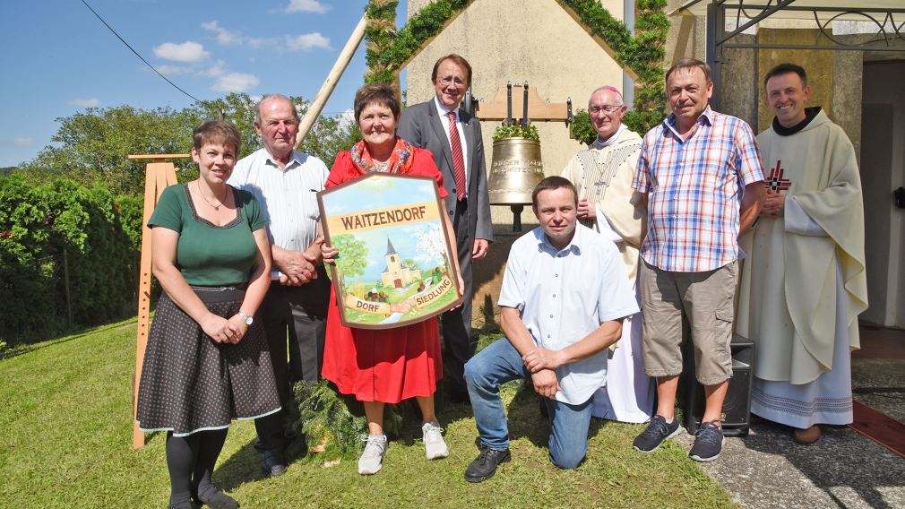 Andrea Strasser, Johann Mayer, Herta Gierer, Bürgermeister Matthias Stadler, Johannes Strasser, Weihbischof Anton Leichtfried, Franz Gierer und Pater Lucjan Hozer (Pfarrer der Franziskanerpfarre) bei der Glockenweihe in Waitzendorf. (Foto: Josef Vorlaufer)