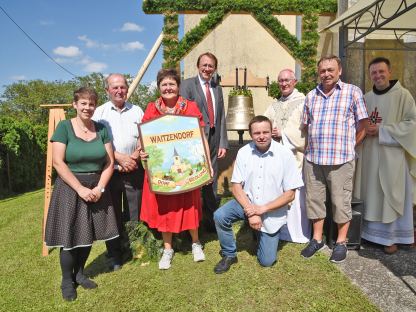 Andrea Strasser, Johann Mayer, Herta Gierer, Bürgermeister Matthias Stadler, Johannes Strasser, Weihbischof Anton Leichtfried, Franz Gierer und Pater Lucjan Hozer (Pfarrer der Franziskanerpfarre) bei der Glockenweihe in Waitzendorf. (Foto: Josef Vorlaufer)