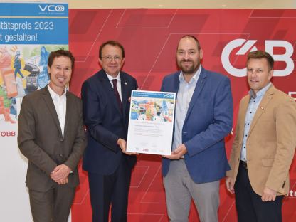 Mehrere Personen bei der Übergabe der VCÖ-Preises.
