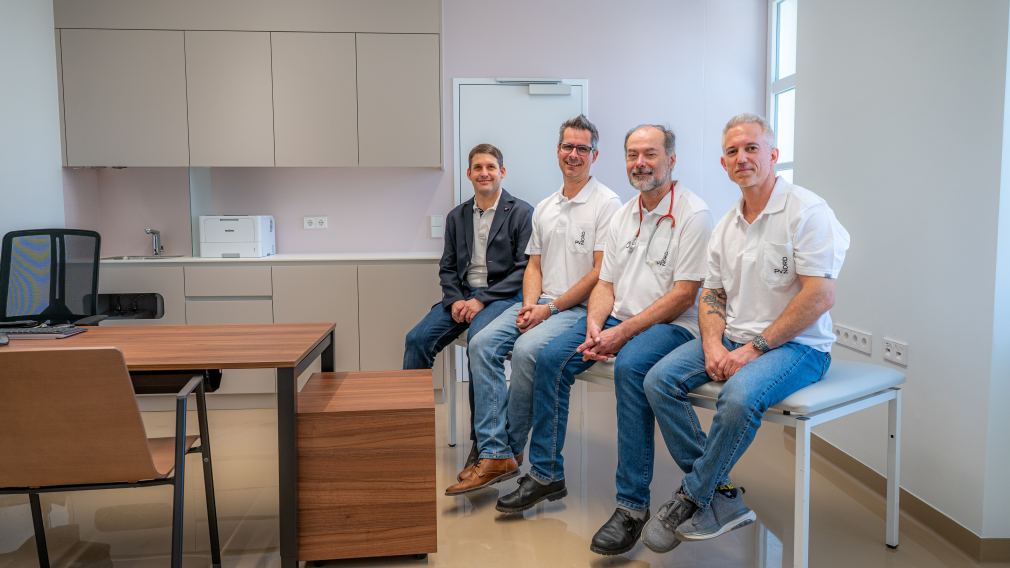 Vier Personen im modernen Ordinationssraum des PVZ Nord. (Foto: Krückel)