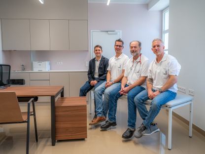 Vier Personen im modernen Ordinationssraum des PVZ Nord. (Foto: Krückel)