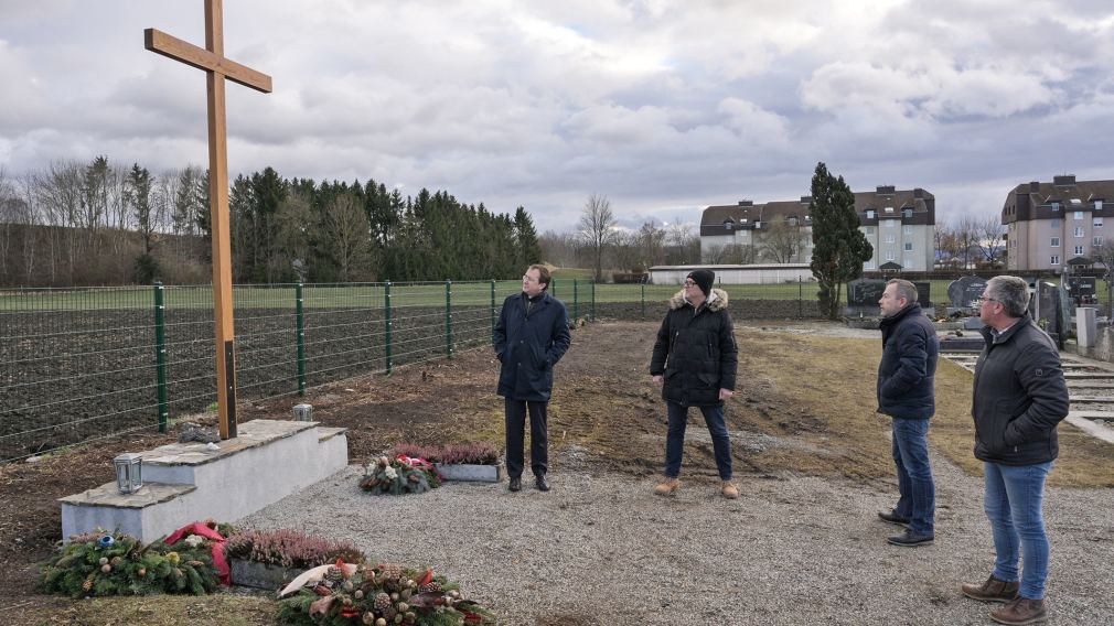 Bürgermeister Matthias Stadler, Wolfgang Lengauer, Michael Bachel und Stefan Wittmann stehen vor dem Kriegerdenkmal. Foto: Josef Vorlaufer