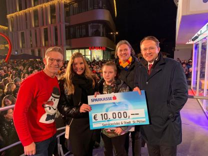 Bürgermeister Matthias Stadler, Dominik Mesner und Catrin Barnath-Haas übergeben einen Scheck im Wert von 10.000 Euro in Villach an Andi Knoll. (Foto: Marketing St. Pölten GmbH)