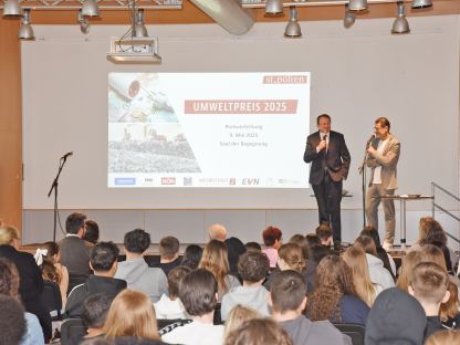 Bürgermeister Matthias Stadler begrüßte die Schüler:innen, Pädagog:innnen und Sponsor:innen zur Verleihung des Umweltpreises. (Foto: Josef Vorlaufer)