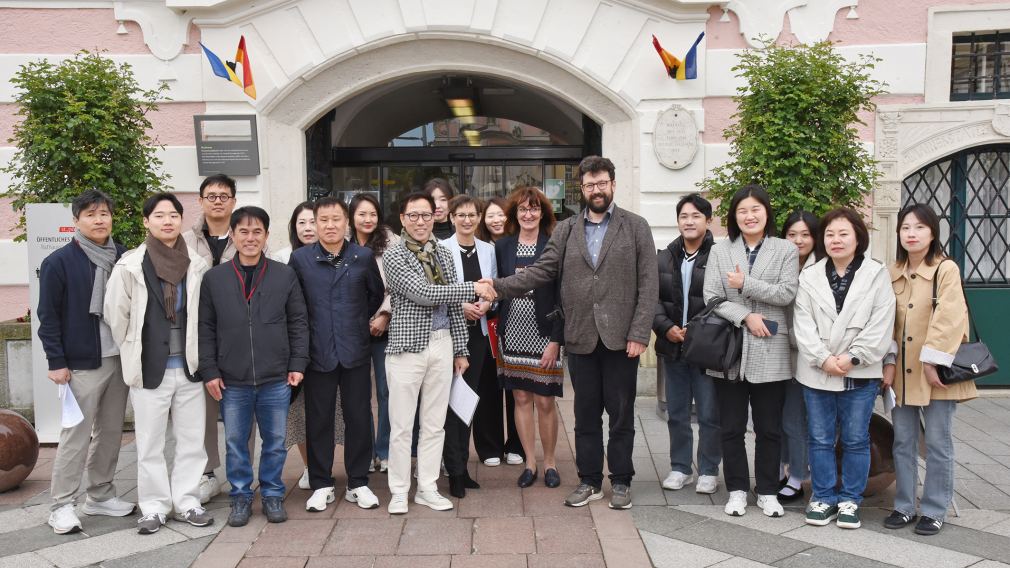 Eine Delegation aus Südkorea vor dem St. Pöltner Rathaus. (Foto: Josef Vorlaufer)