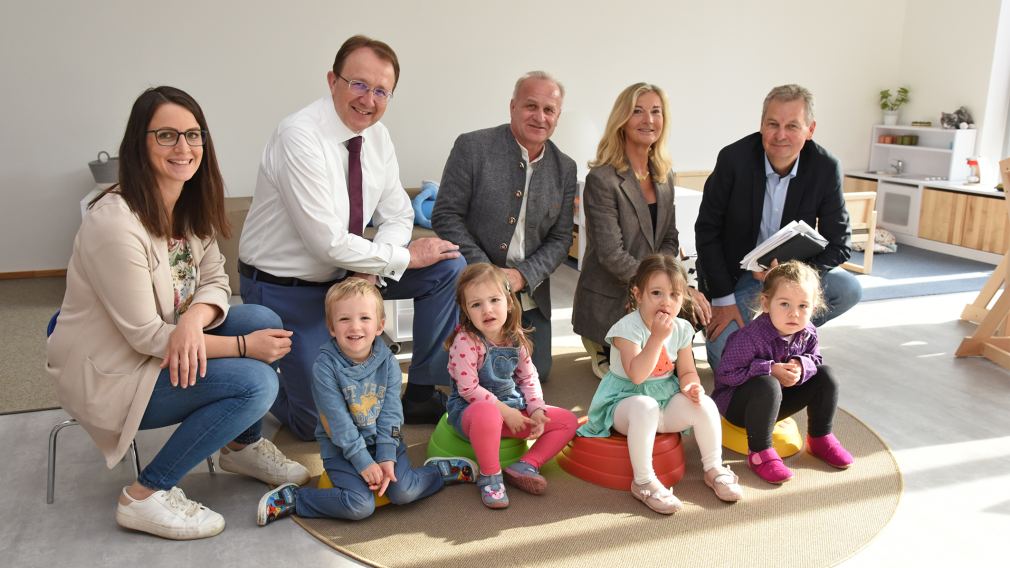 Magdalena Spangl (Immobilien St. Pölten Ges.m.b.H. & Co KG), Bürgermeister Matthias Stadler, Andreas Schmidt (Leiter Schul- und Kindergartenservice), Kindergartenleiterin Karin Kitz und Roland Gronister (Baumanagement) mit den Kindern Florian, Tanja, Deniz und Lisa im neuen Zubau des Kindergartens in Pottenbrunn. (Foto: Josef Vorlaufer)