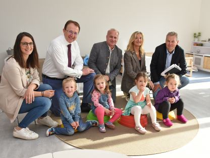 Magdalena Spangl (Immobilien St. Pölten Ges.m.b.H. & Co KG), Bürgermeister Matthias Stadler, Andreas Schmidt (Leiter Schul- und Kindergartenservice), Kindergartenleiterin Karin Kitz und Roland Gronister (Baumanagement) mit den Kindern Florian, Tanja, Deniz und Lisa im neuen Zubau des Kindergartens in Pottenbrunn. (Foto: Josef Vorlaufer)