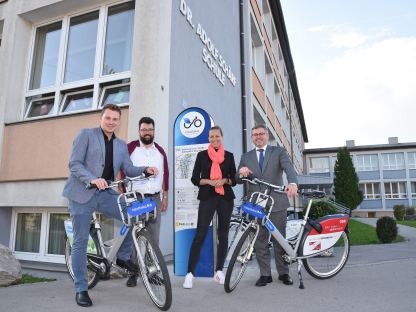 Mehrere Personen stehen bei der neuen Nextbike-Stationen bei der Volksschule Wagram.