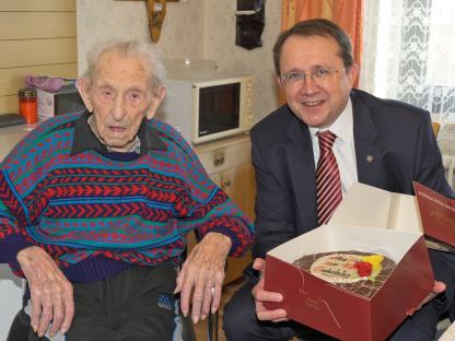 Bürgermeister Mag. Matthias Stadler gratulierte dem 108-jährigen persönlich. Dieser befindet sich zurzeit am Weg der Besserung nach einer gut überstandenen Operation. (Foto: Josef Vorlaufer)