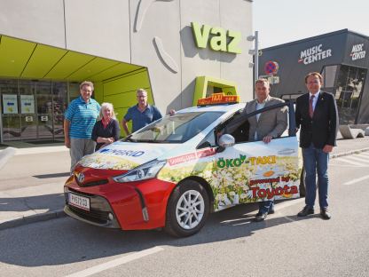 Vizebürgermeister a.D. Franz Gunacker, Judith Zeidlinger, Peter Zuser, Joe Rittner und Bürgermeister Matthias Stadler mit dem neuen Öko-Taxi der Firma Rittner Taxi vor dem VAZ St. Pölten. (Foto: Josef Vorlaufer)