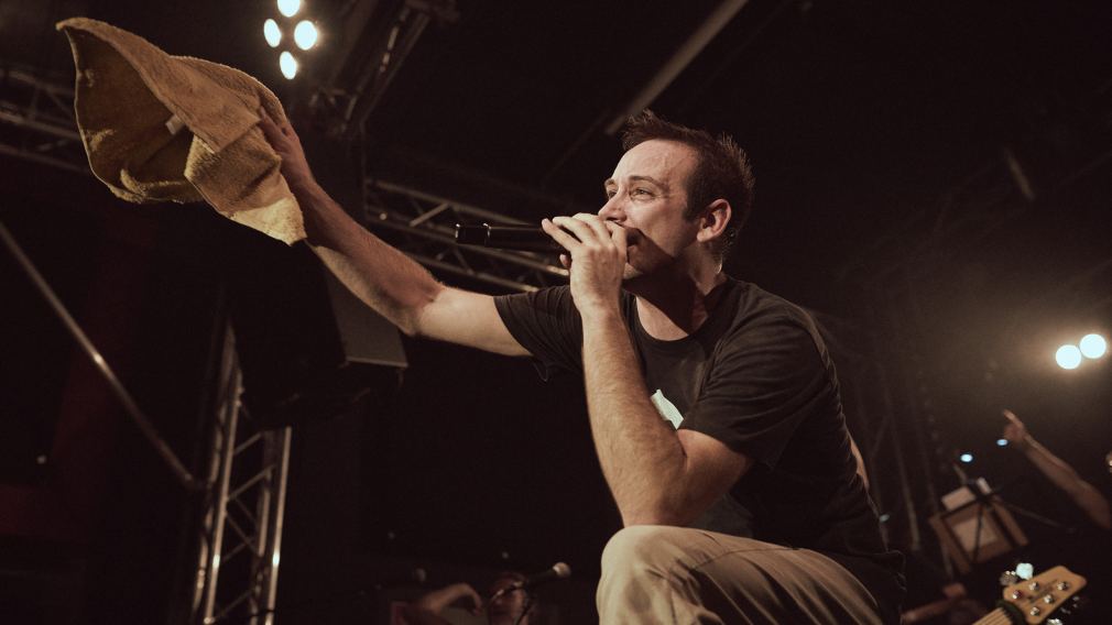 Der Künstler Lukascher auf der Bühne (Foto: Klaus Engelmayer)