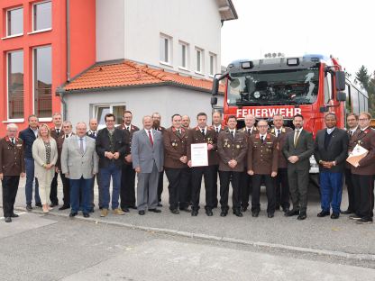 Der Feuerwehrmannschaft wurde zum Jubiläum eine Urkunde überreicht. (Foto: Josef Vorlaufer)