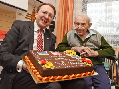 Bürgermeister Matthias Stadler gratulierte dem rüstigen Jubilar, der nach wie vor in seinem Eigenheim in St. Georgen lebt. (Foto: Vorlaufer)