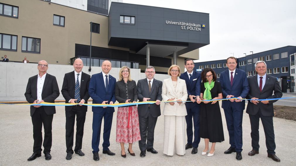 Josef Bichler (Abteilungsleiter Landeshochbau), Franz Laback (GF der Gesundheit Region Mitte), Konrad Kogler (Vorstand NÖ Landesgesundheitsagentur), Karin Pieber (Ärztliche Direktorin am UK St. Pölten), Landesrat Ludwig Schleritzko, Landeshauptfrau Johanna Mikl-Leitner, Bernhard Kadlec (Kaufmännischer Direktor am UK St. Pölten), Michaela Gansch (Pflegedirektorin am UK St. Pölten), Bürgermeister Matthias Stadler und Markus Klamminger (Direktor für Medizin und Pflege/NÖ Landesgesundheitsagentur) eröffneten Haus D am Universitätsklinikum St. Pölten feierlich.
