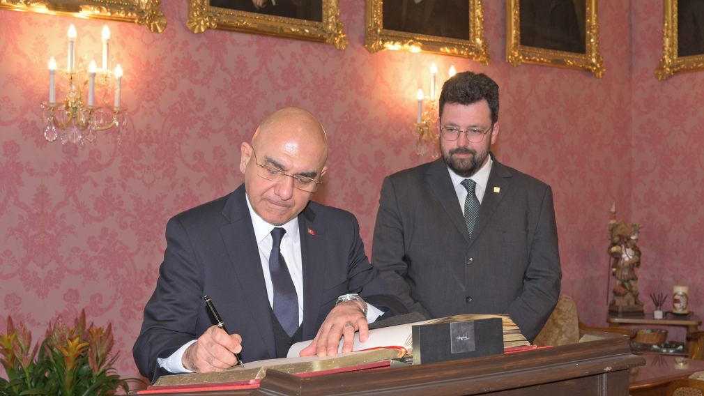 Der türkische Botschafter Ozan Ceyhun trägt sich in das Goldene Buch der Stadt ein.