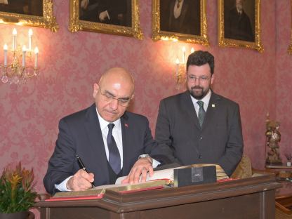 Der türkische Botschafter Ozan Ceyhun trägt sich in das Goldene Buch der Stadt ein.