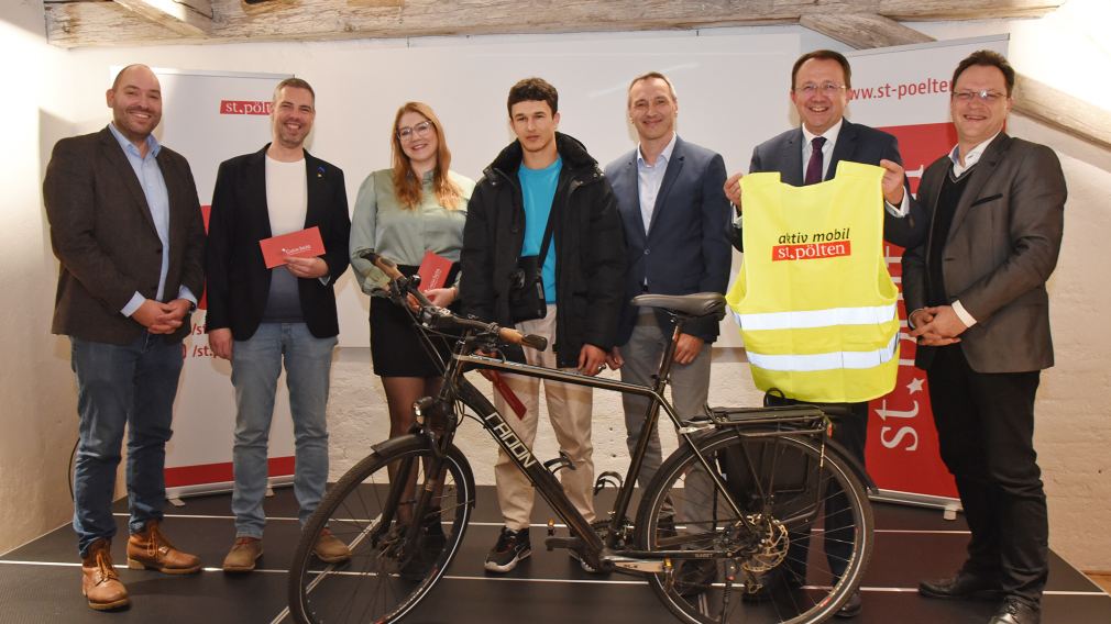 Die Teilnehmer:innen der Ergebnispräsentation in der Stadtbücherei posieren mit den Gewinner:innen der Gutscheine für ein Gruppenfoto. (Foto: Josef Vorlaufer)