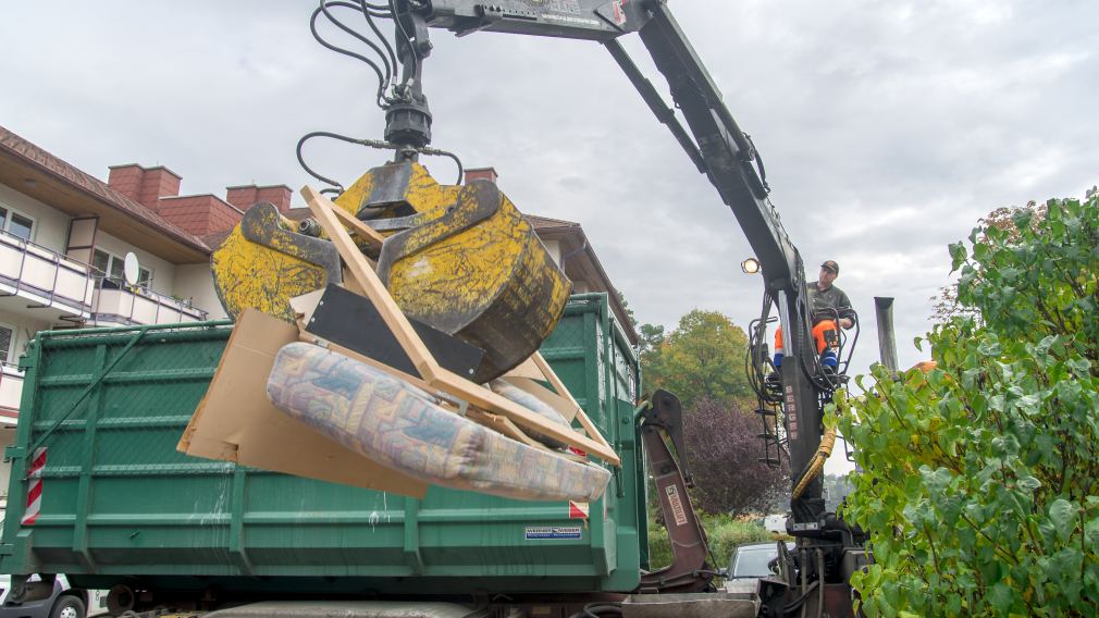 Sperrmüllabholung mit LKW und Baggerschaufel. (Foto: Lukas Kroupa.)