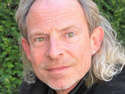 Die Stadt trauert um Allroundkünstler und Parandtauerpreisträger Alexander Bisenz (Portraitfoto: Josef Vorlaufer).