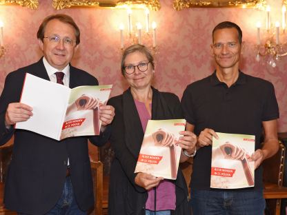 Die städtische Sozialhilfe hat die Broschüre „Älter werden in St. Pölten“ erstellt und vor kurzem dem Bürgermeister präsentiert.(Foto: Josef Vorlaufer)