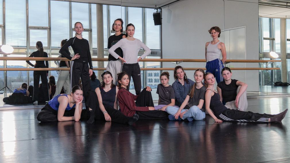 Choreografin Olivia Hild leitet die Jugendtanzcompagnie STEP by Step mit Ines Thallauer, Lisa Kropfmüller, Viola Obricht, Katharina Holzweber, Marlene Hundegger, Jolanda Kirchner, Lilith Simmer, Anna Grüssinger, Elisa Lauf, Leonie Ernst und Helena Waser. (Foto: Philipp Stambera)